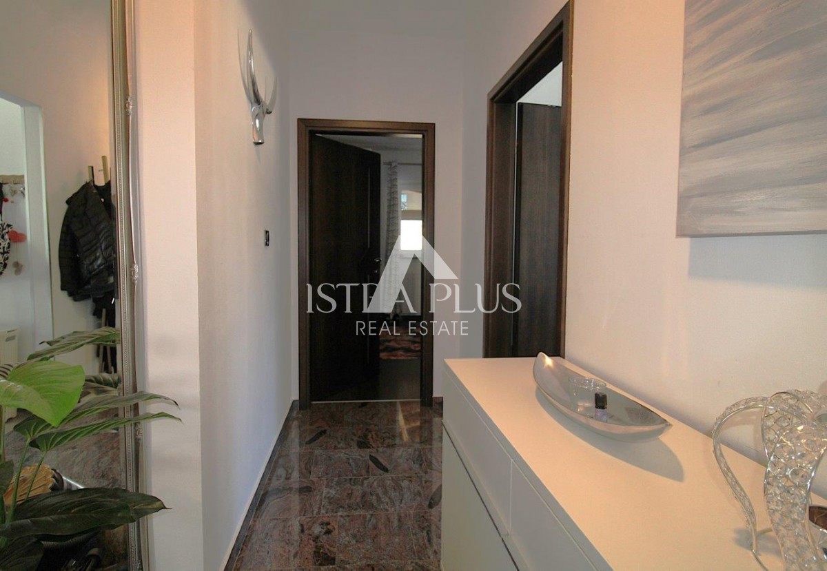 Splendida posizione vicino a Parenzo, casa unifamiliare - 160 m², terreno di 2000 m², piscina e garage