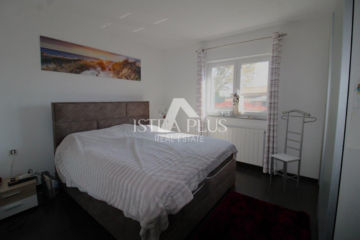 Splendida posizione vicino a Parenzo, casa unifamiliare - 160 m², terreno di 2000 m², piscina e garage