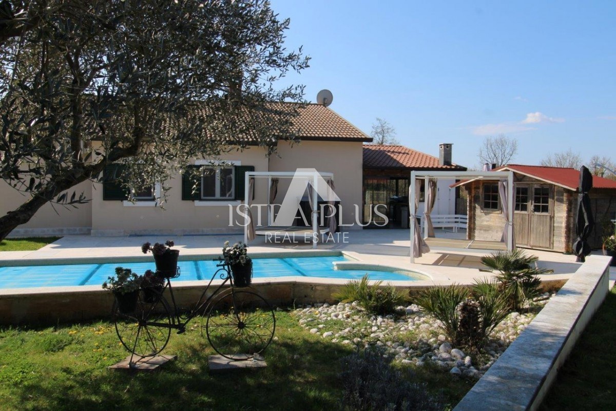 Splendida posizione vicino a Parenzo, casa unifamiliare - 160 m², terreno di 2000 m², piscina e garage