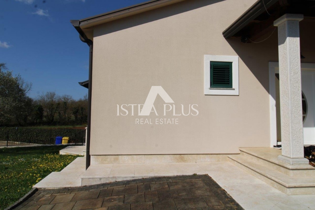 Splendida posizione vicino a Parenzo, casa unifamiliare - 160 m², terreno di 2000 m², piscina e garage