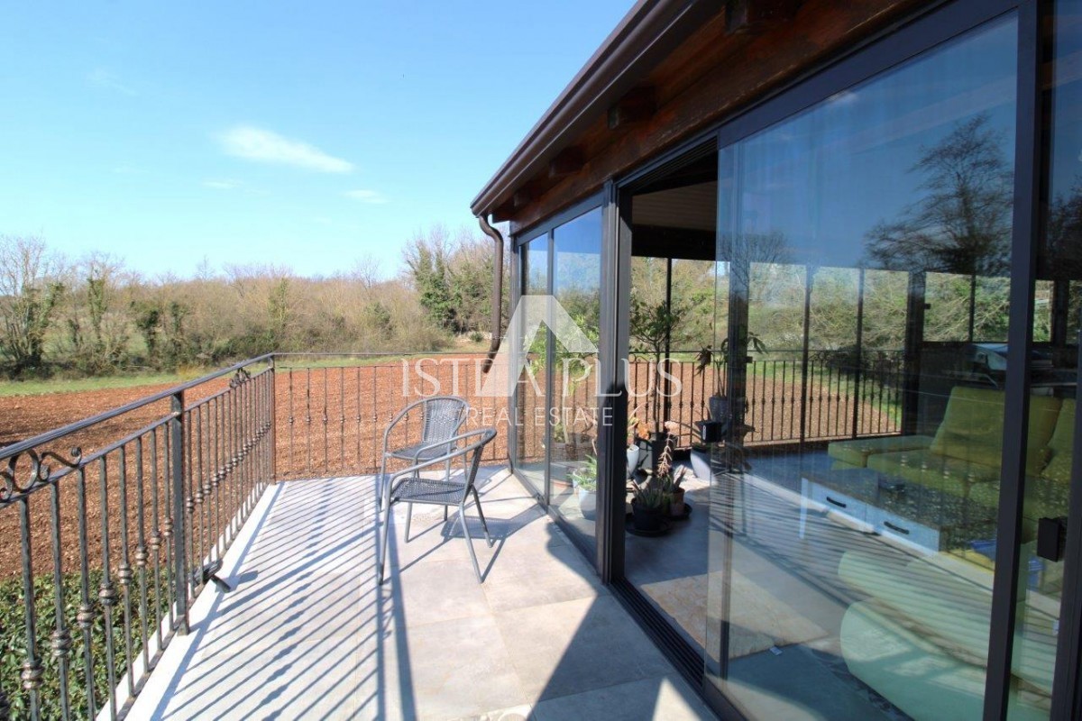 Splendida posizione vicino a Parenzo, casa unifamiliare - 160 m², terreno di 2000 m², piscina e garage