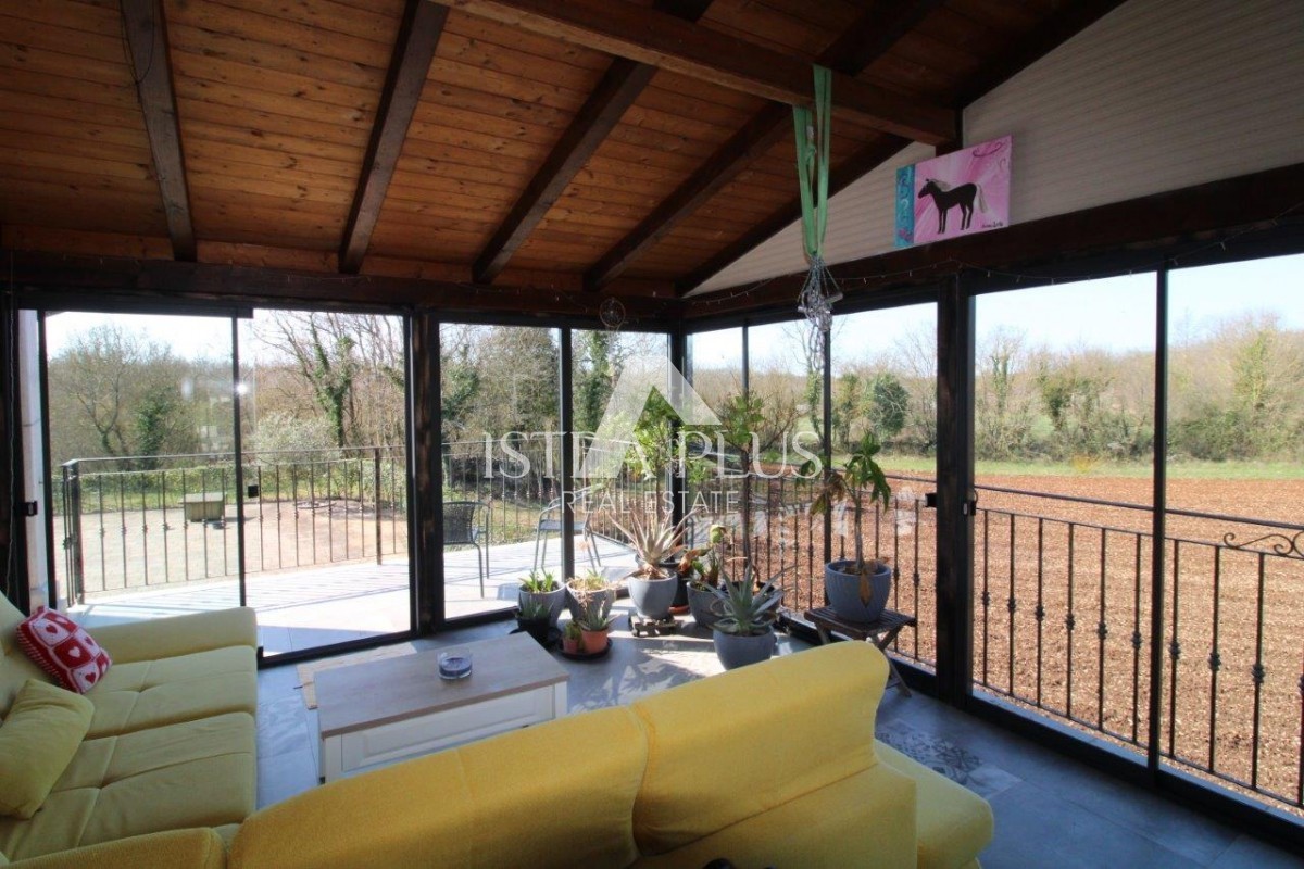 Splendida posizione vicino a Parenzo, casa unifamiliare - 160 m², terreno di 2000 m², piscina e garage