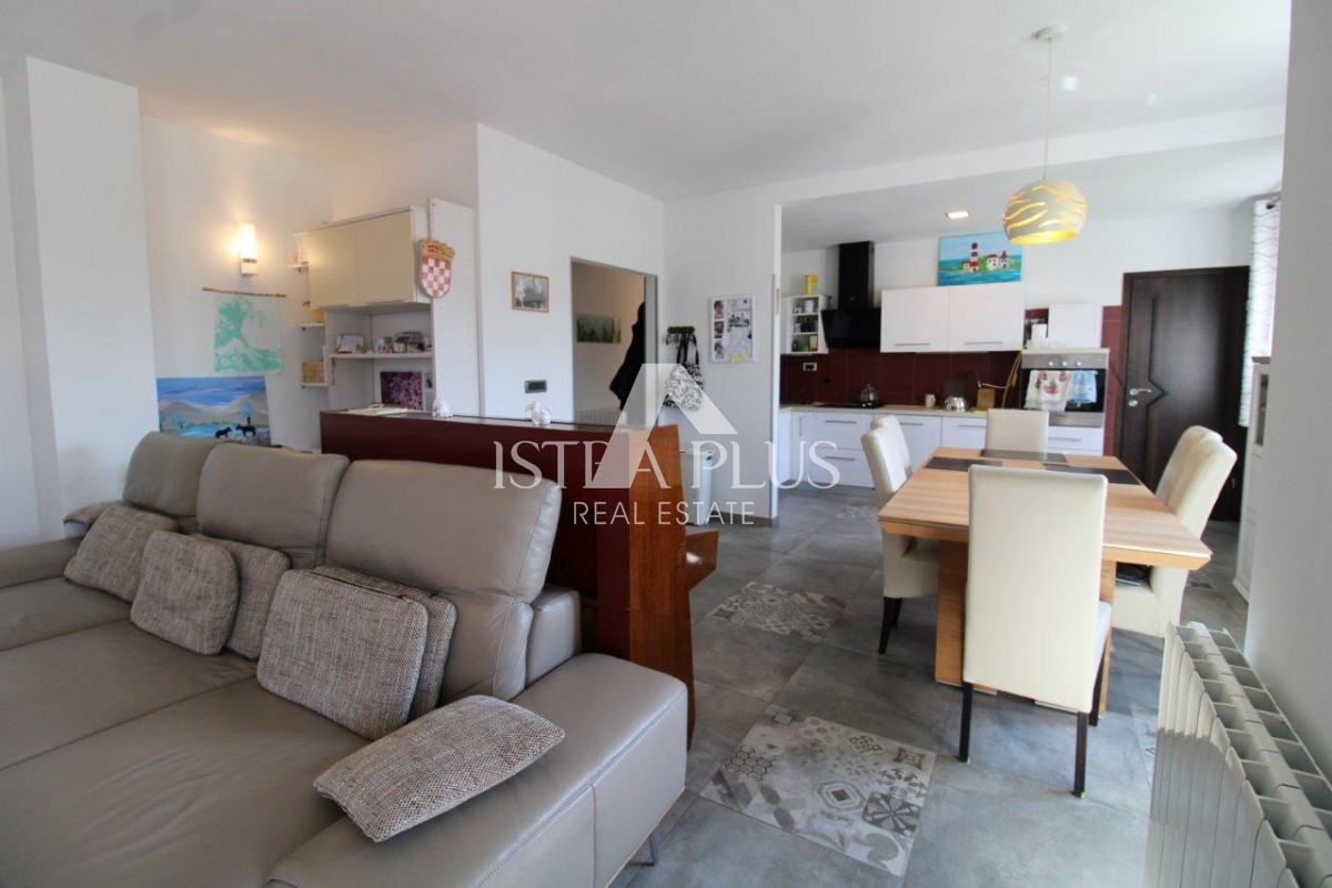 Splendida posizione vicino a Parenzo, casa unifamiliare - 160 m², terreno di 2000 m², piscina e garage