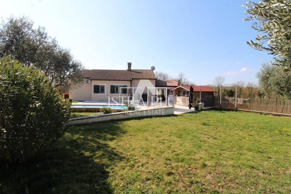 Splendida posizione vicino a Parenzo, casa unifamiliare - 160 m², terreno di 2000 m², piscina e garage