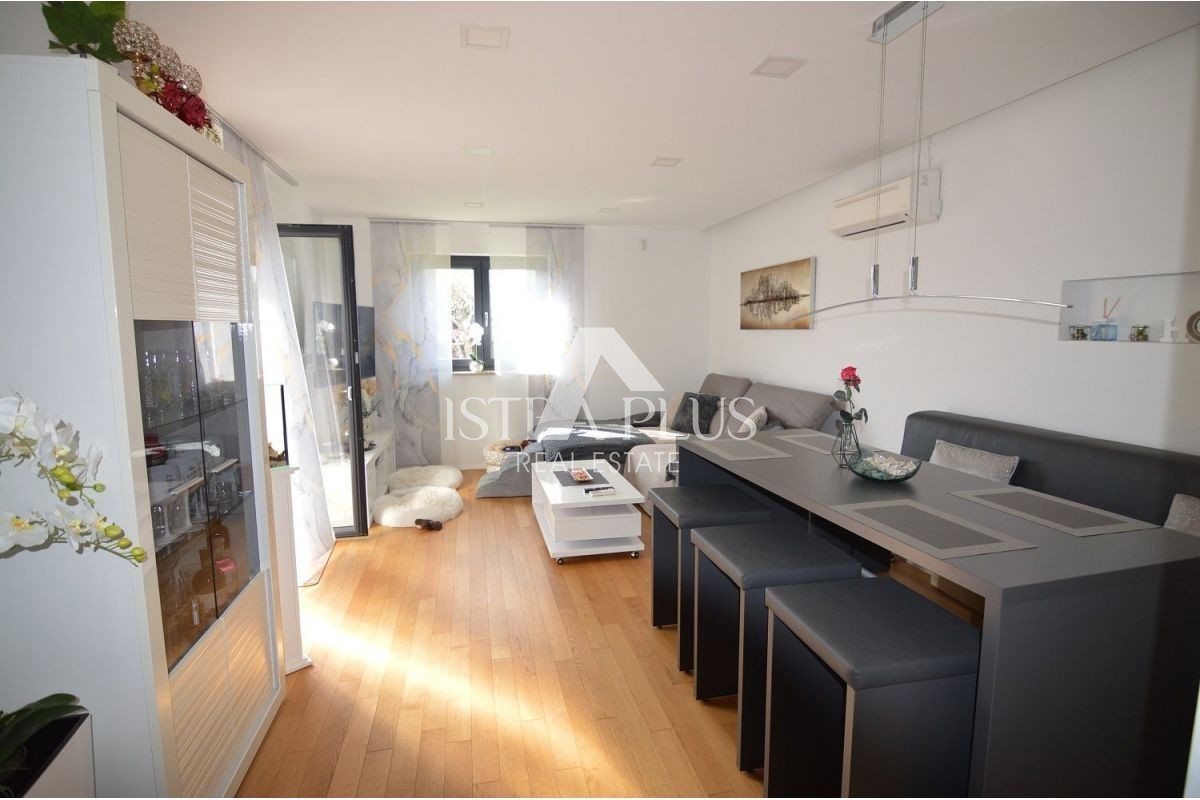 Istria, zona di Parenzo - Moderna casa unifamiliare con un bellissimo giardino e vista mare.