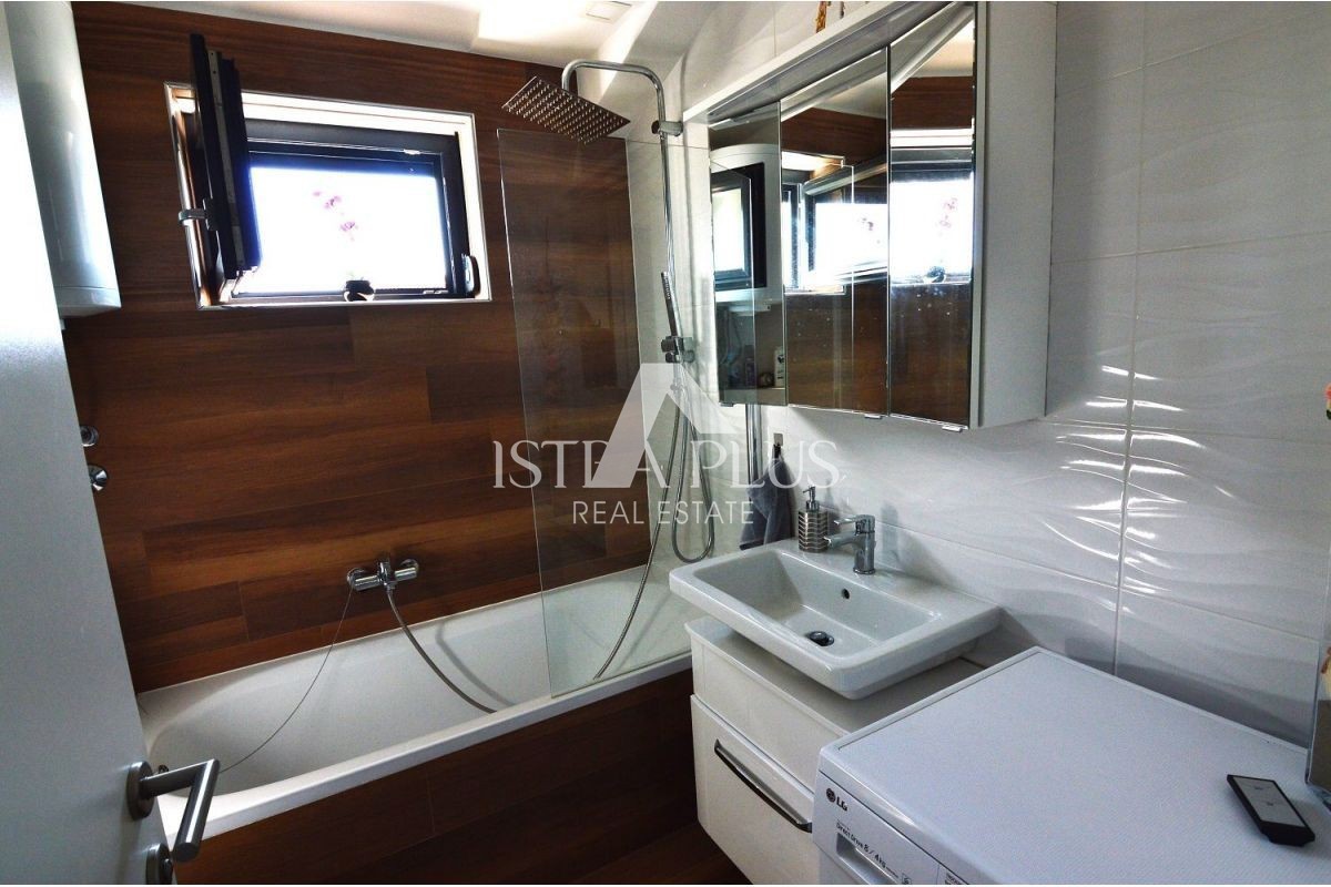 Istria, zona di Parenzo - Moderna casa unifamiliare con un bellissimo giardino e vista mare.