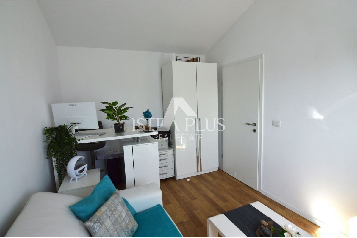 Istria, zona di Parenzo - Moderna casa unifamiliare con un bellissimo giardino e vista mare.