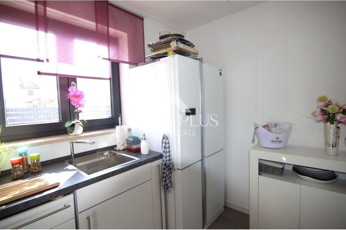 Istria, zona di Parenzo - Moderna casa unifamiliare con un bellissimo giardino e vista mare.