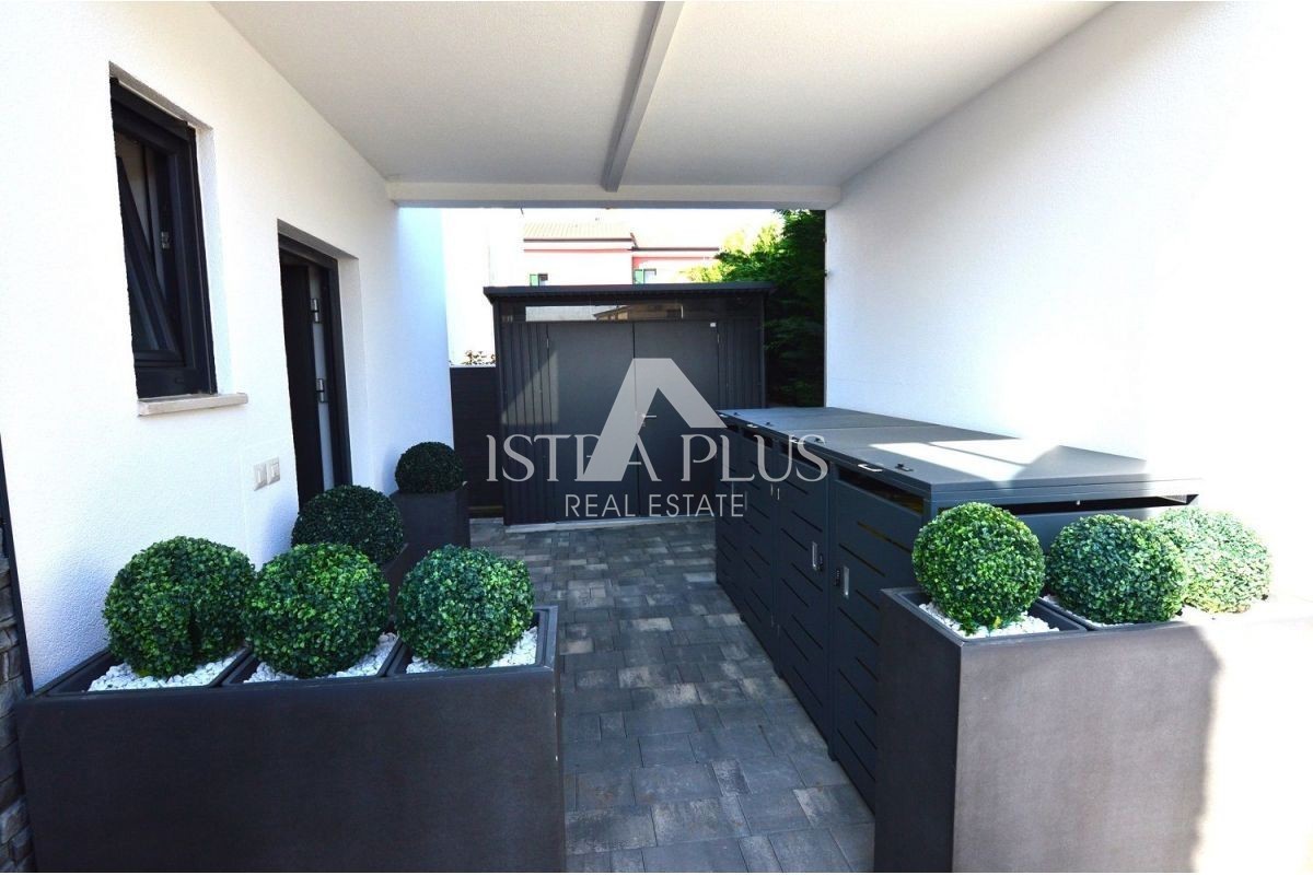 Istria, zona di Parenzo - Moderna casa unifamiliare con un bellissimo giardino e vista mare.