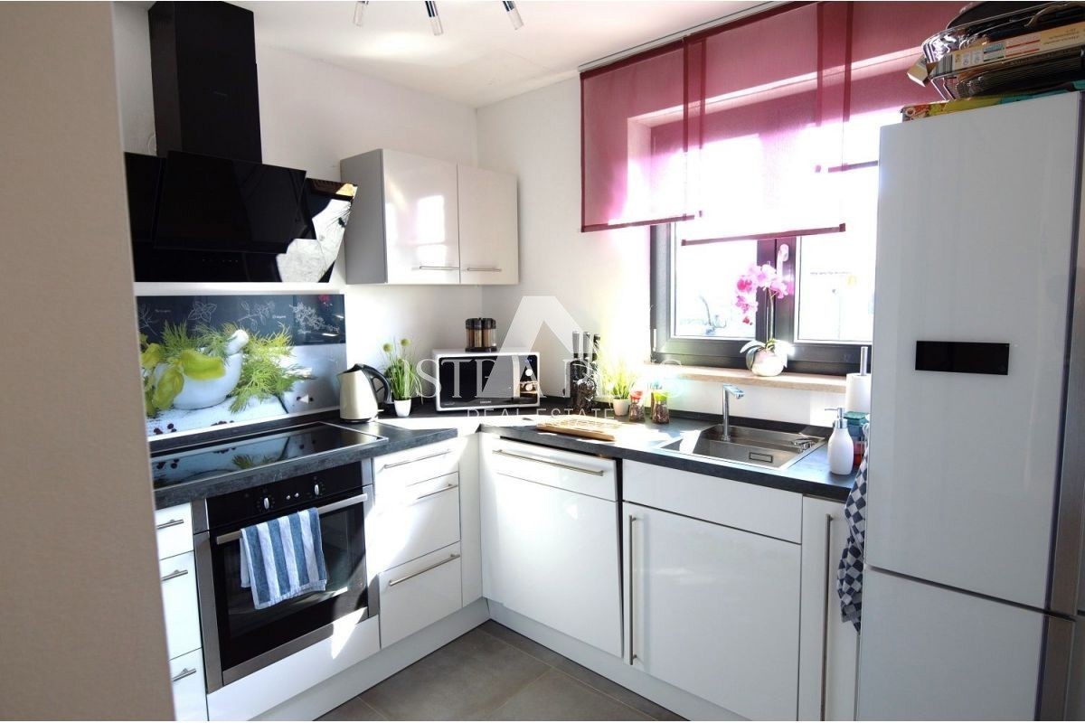 Istria, zona di Parenzo - Moderna casa unifamiliare con un bellissimo giardino e vista mare.