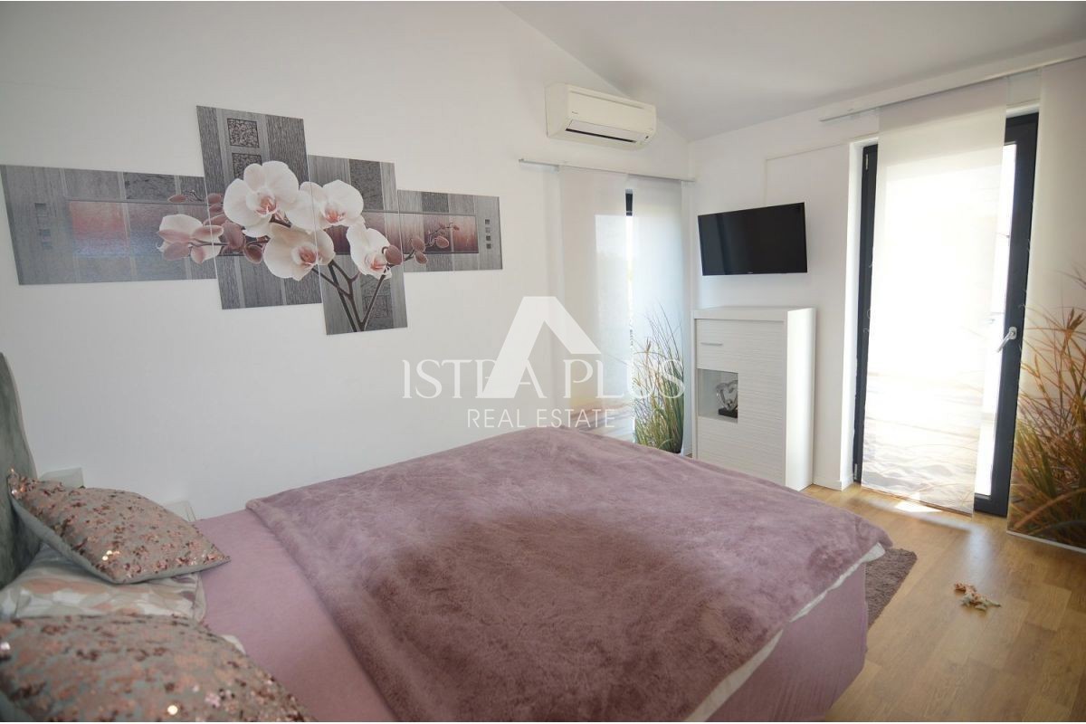 Istria, zona di Parenzo - Moderna casa unifamiliare con un bellissimo giardino e vista mare.