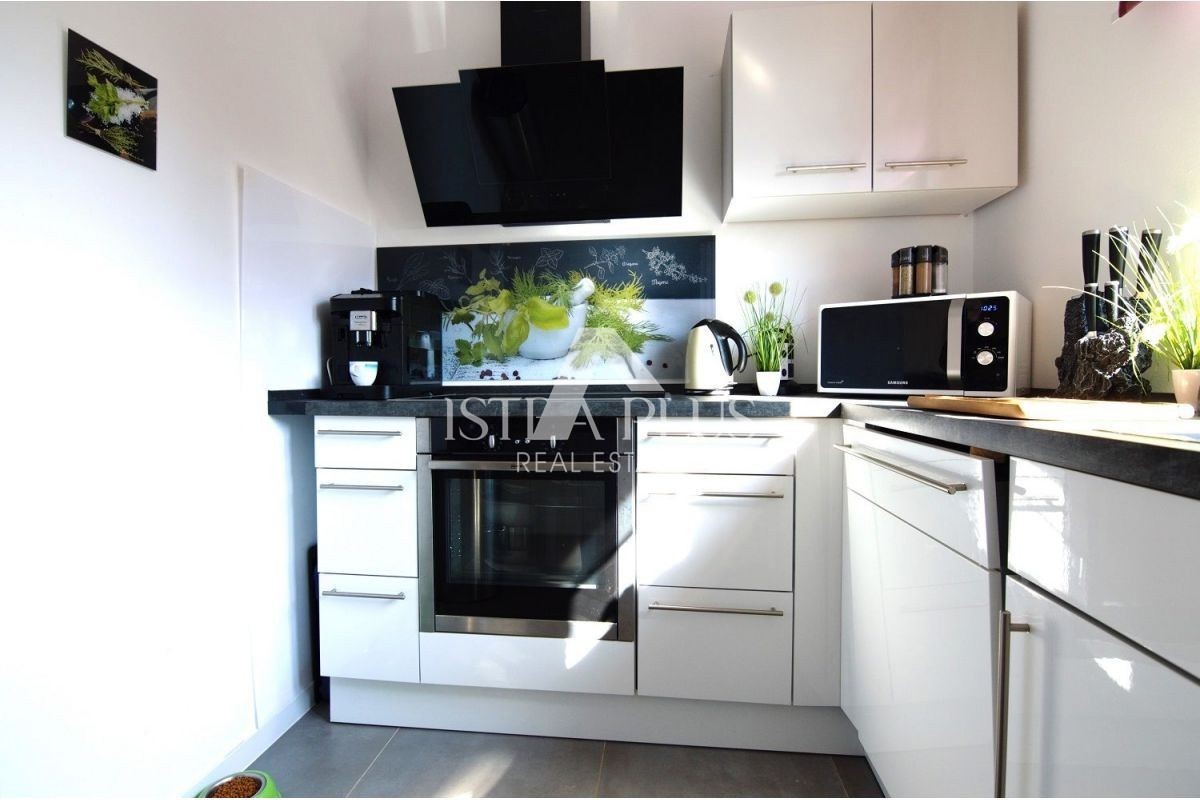 Istria, zona di Parenzo - Moderna casa unifamiliare con un bellissimo giardino e vista mare.