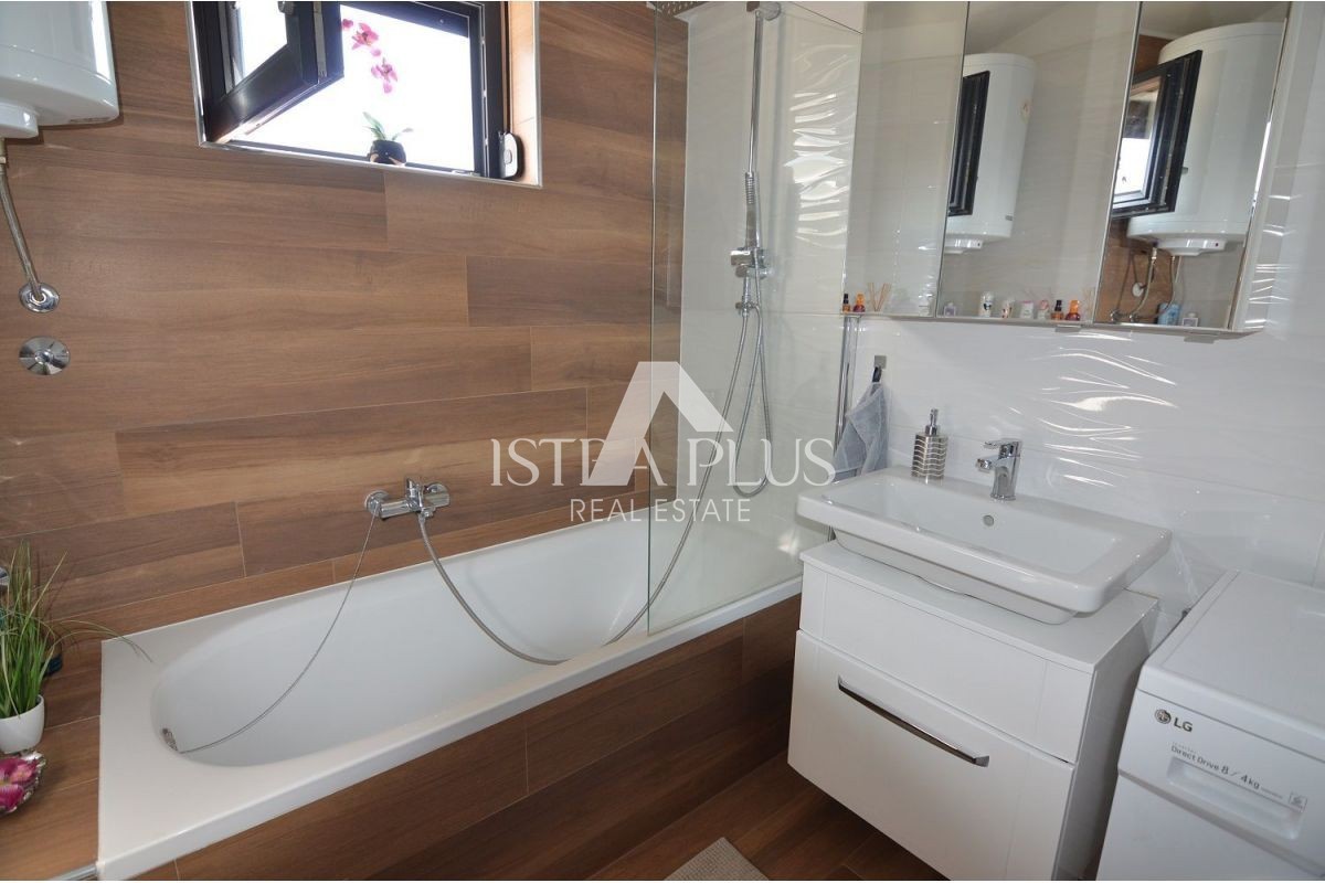 Istria, zona di Parenzo - Moderna casa unifamiliare con un bellissimo giardino e vista mare.