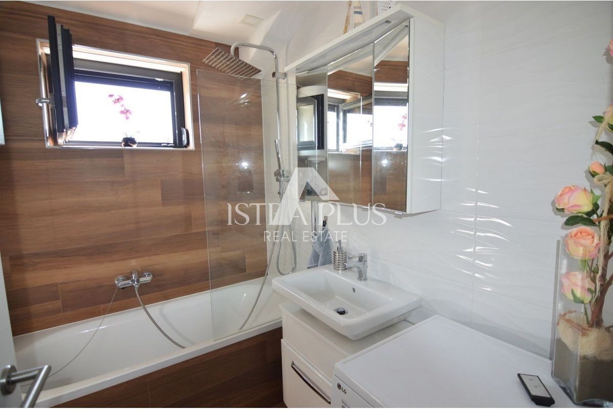 Istria, zona di Parenzo - Moderna casa unifamiliare con un bellissimo giardino e vista mare.