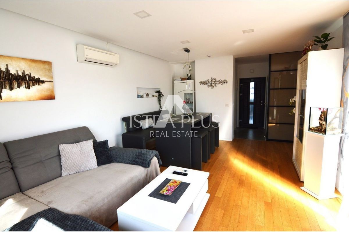 Istria, zona di Parenzo - Moderna casa unifamiliare con un bellissimo giardino e vista mare.