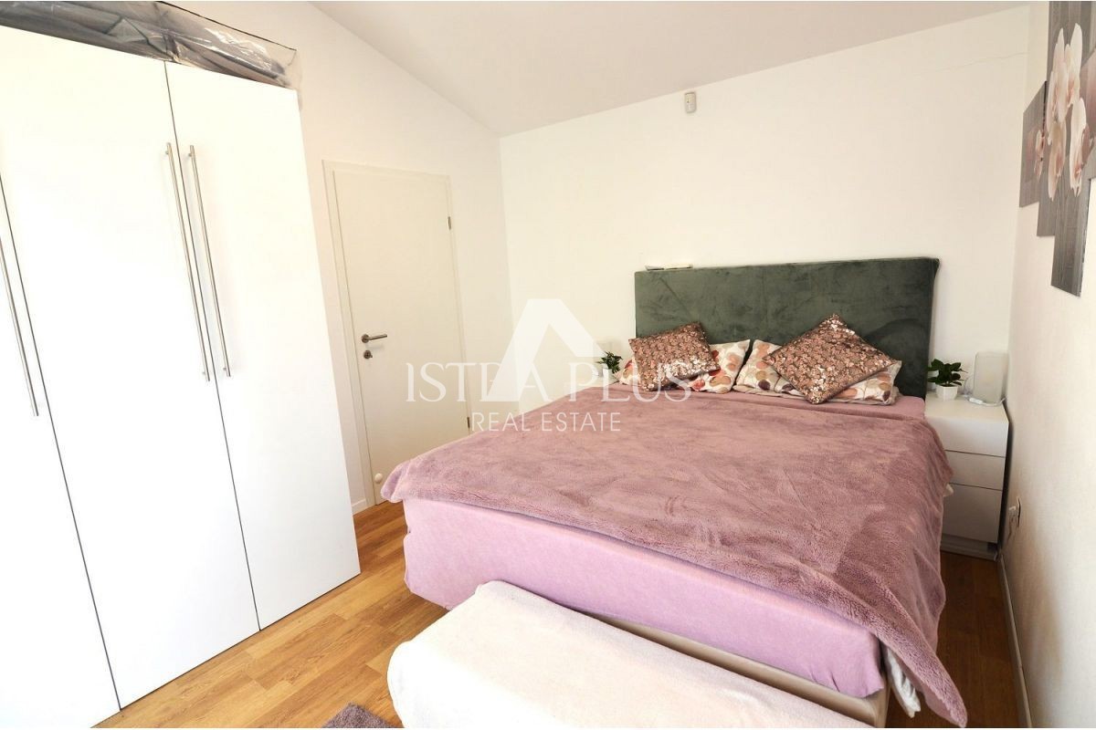 Istria, zona di Parenzo - Moderna casa unifamiliare con un bellissimo giardino e vista mare.