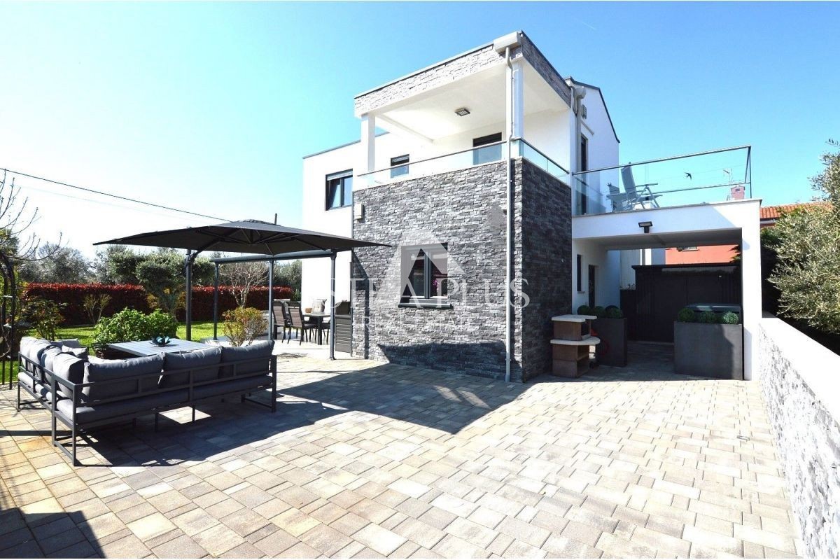 Istria, zona di Parenzo - Moderna casa unifamiliare con un bellissimo giardino e vista mare.