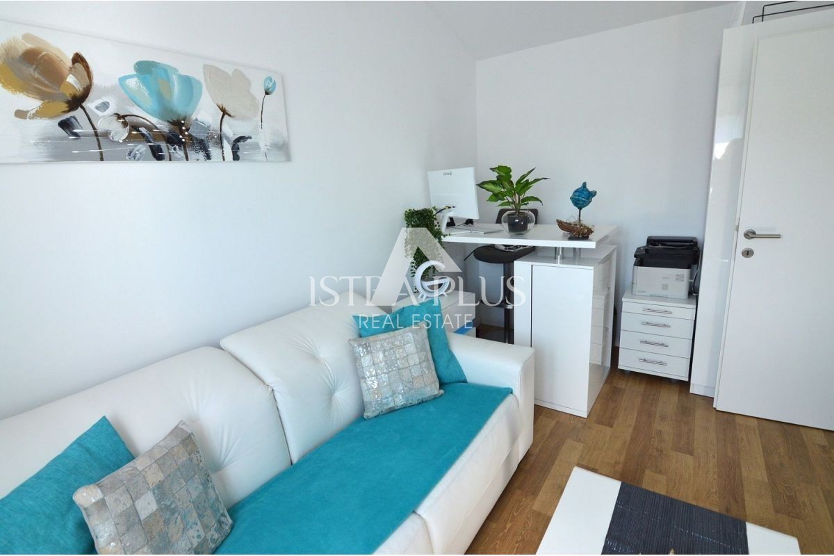 Istria, zona di Parenzo - Moderna casa unifamiliare con un bellissimo giardino e vista mare.