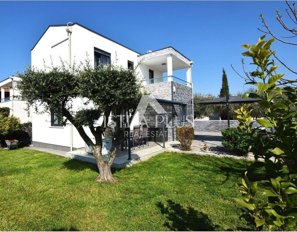 Istria, zona di Parenzo - Moderna casa unifamiliare con un bellissimo giardino e vista mare.