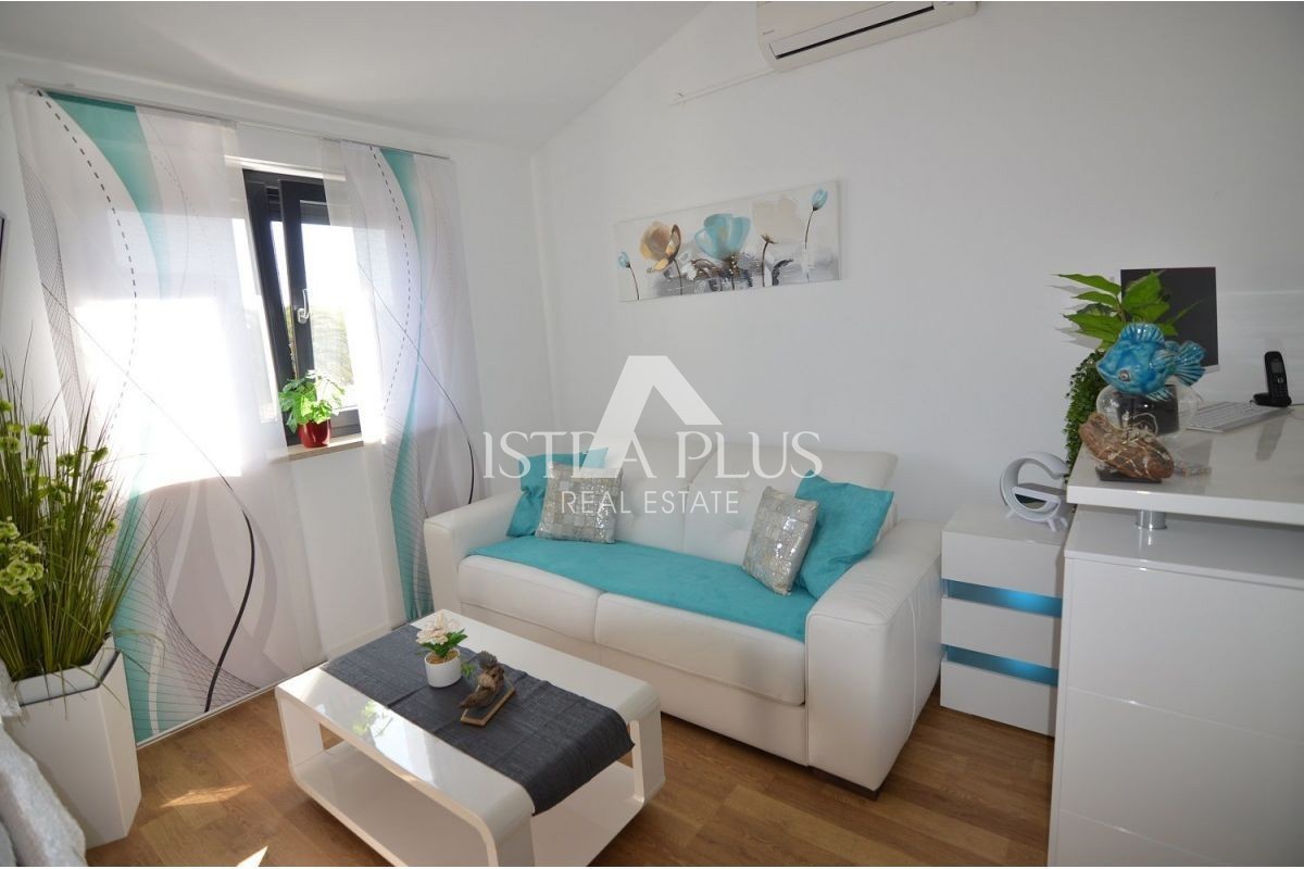 Istria, zona di Parenzo - Moderna casa unifamiliare con un bellissimo giardino e vista mare.