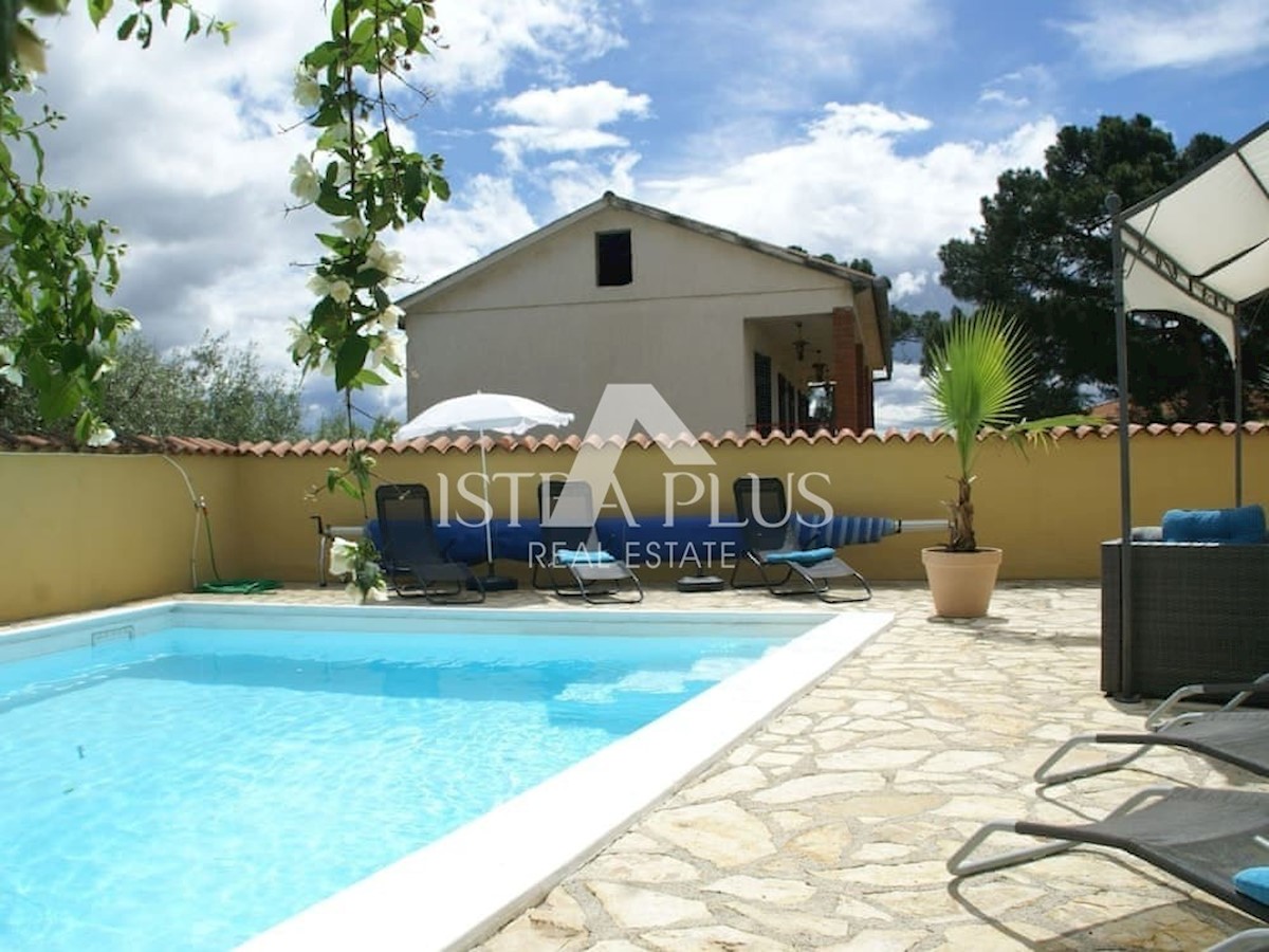 Casa familiare con piscina nelle vicinanze di Parenzo, 8 km dal mare!!