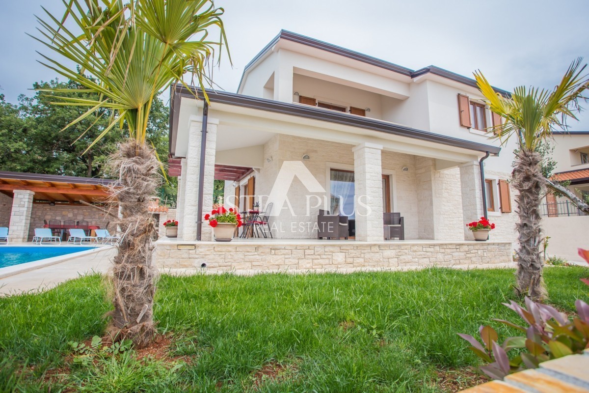 Una bellissima villa con piscina vicino a Parenzo