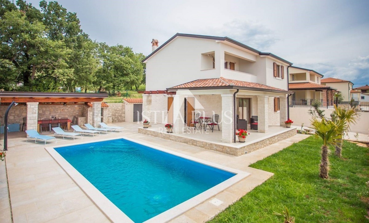 Una bellissima villa con piscina vicino a Parenzo