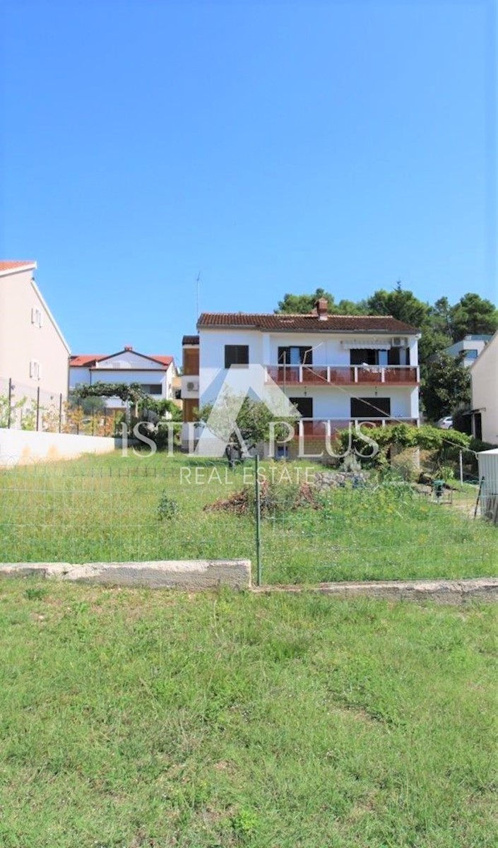 Una casa a Parenzo con 3 appartamenti e un bel terreno