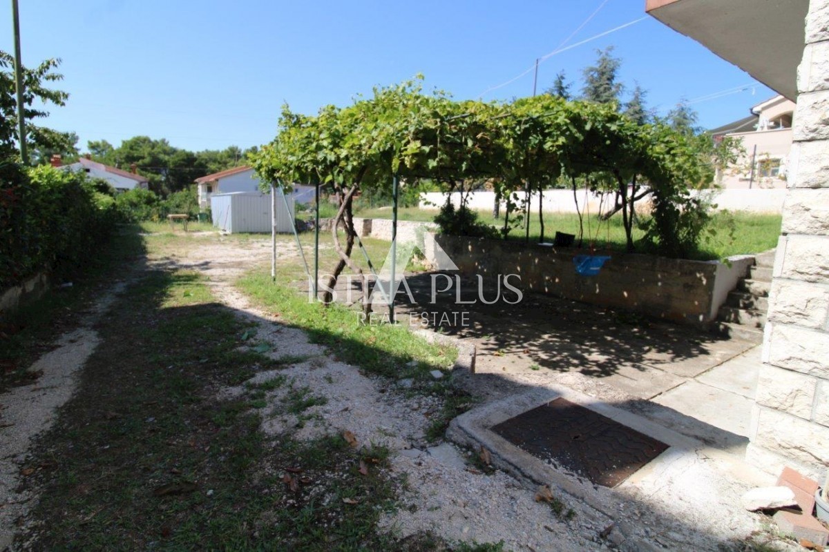 Una casa a Parenzo con 3 appartamenti e un bel terreno