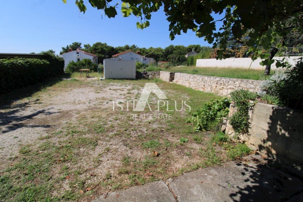 Una casa a Parenzo con 3 appartamenti e un bel terreno