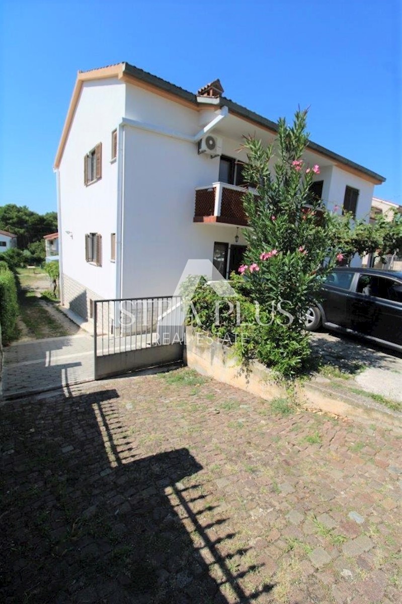 Una casa a Parenzo con 3 appartamenti e un bel terreno