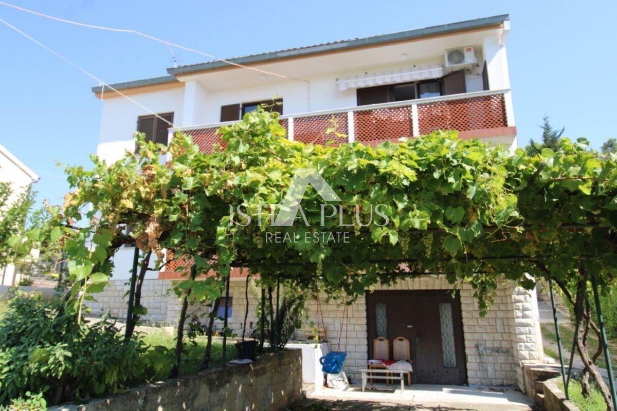 Una casa a Parenzo con 3 appartamenti e un bel terreno