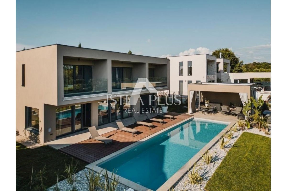Lussuosa villa moderna con piscina, a 900 metri dal mare!