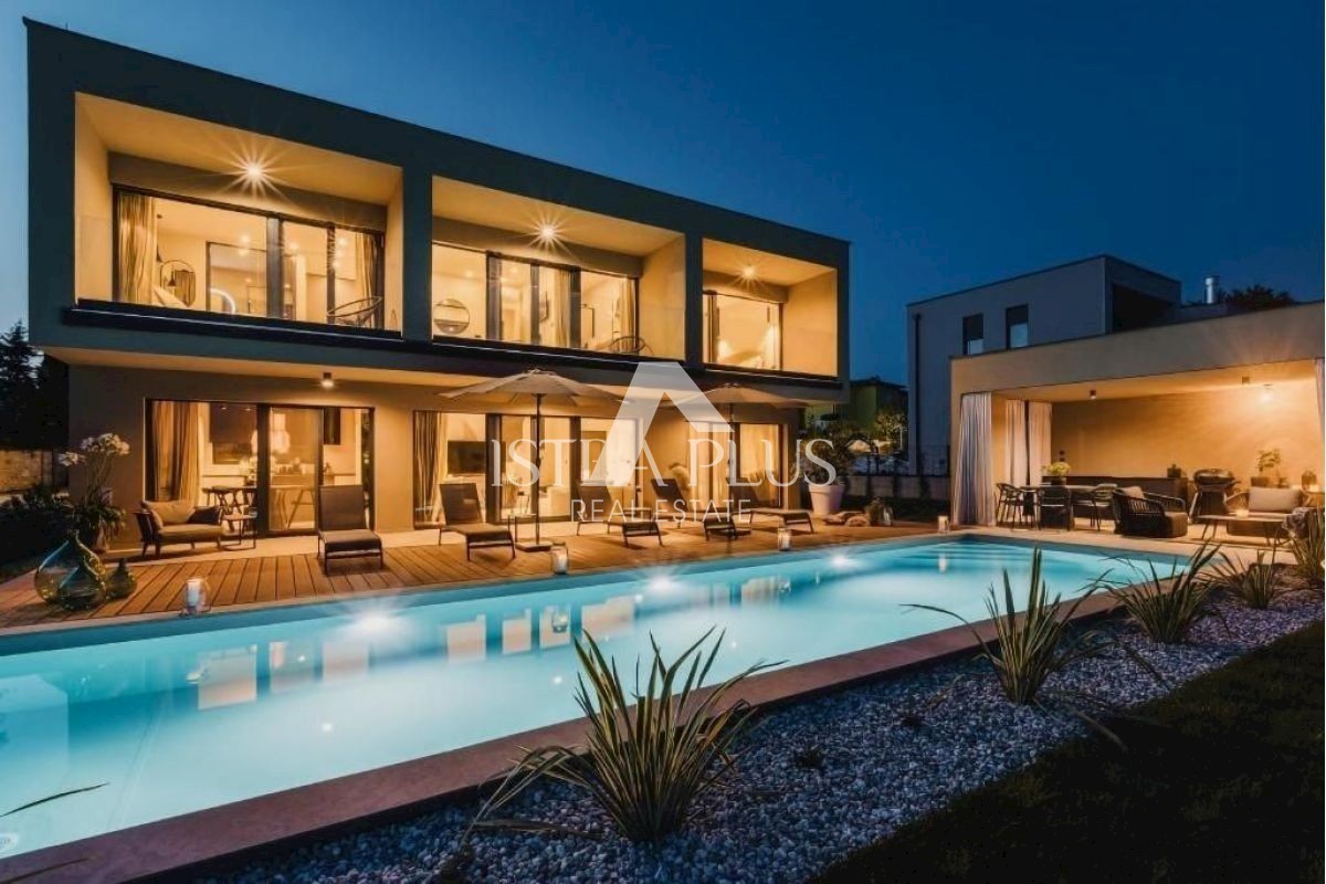 Lussuosa villa moderna con piscina, a 900 metri dal mare!