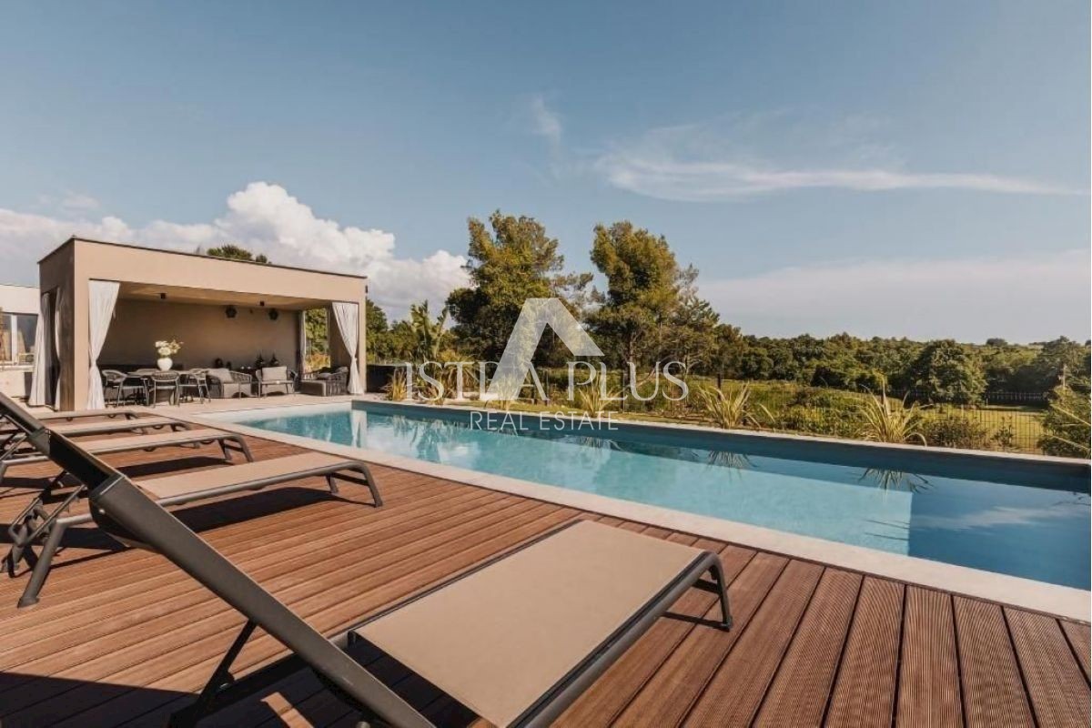 Lussuosa villa moderna con piscina, a 900 metri dal mare!