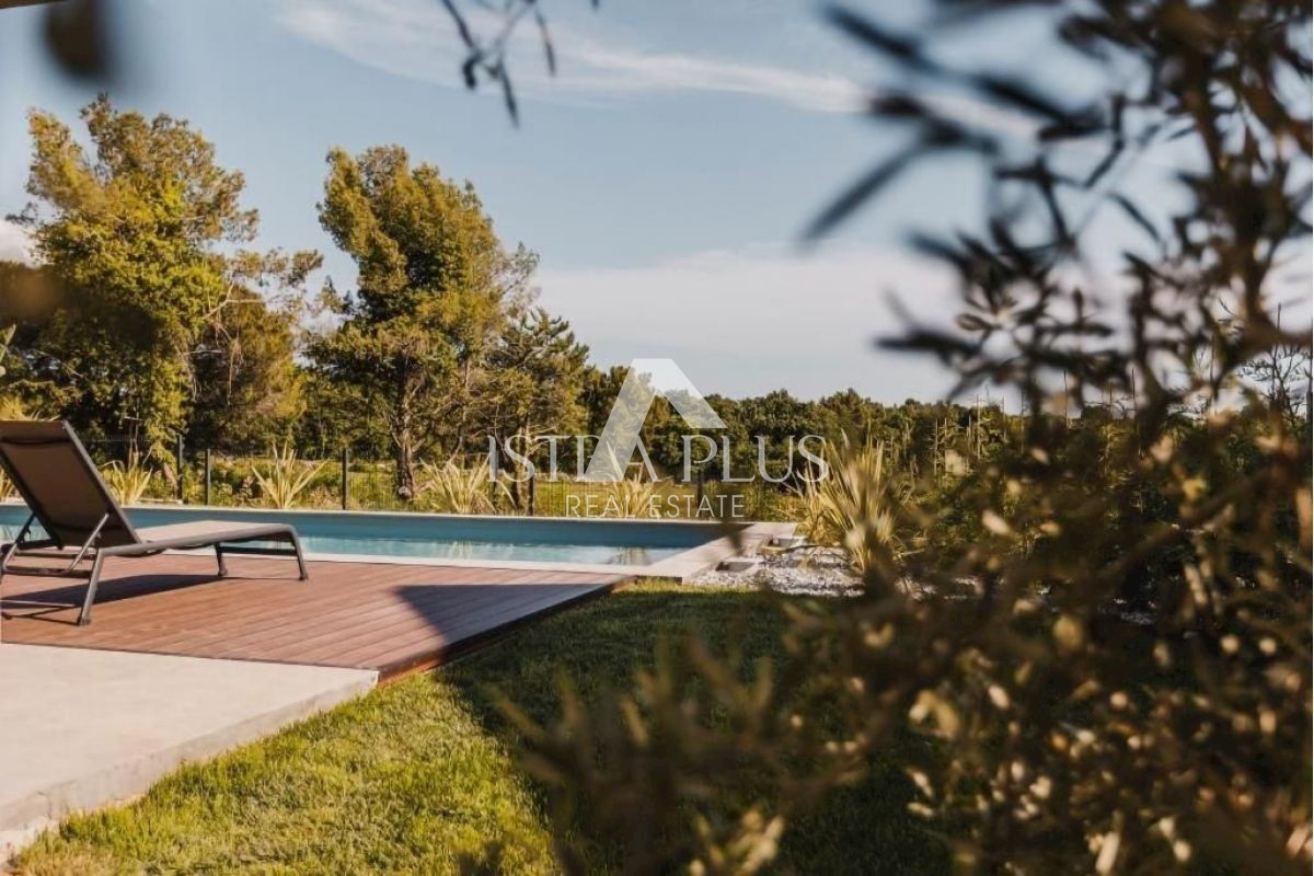 Lussuosa villa moderna con piscina, a 900 metri dal mare!