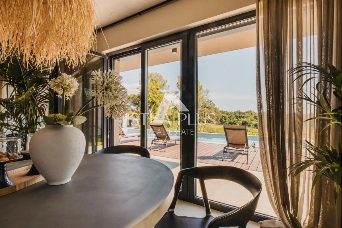 Lussuosa villa moderna con piscina, a 900 metri dal mare!