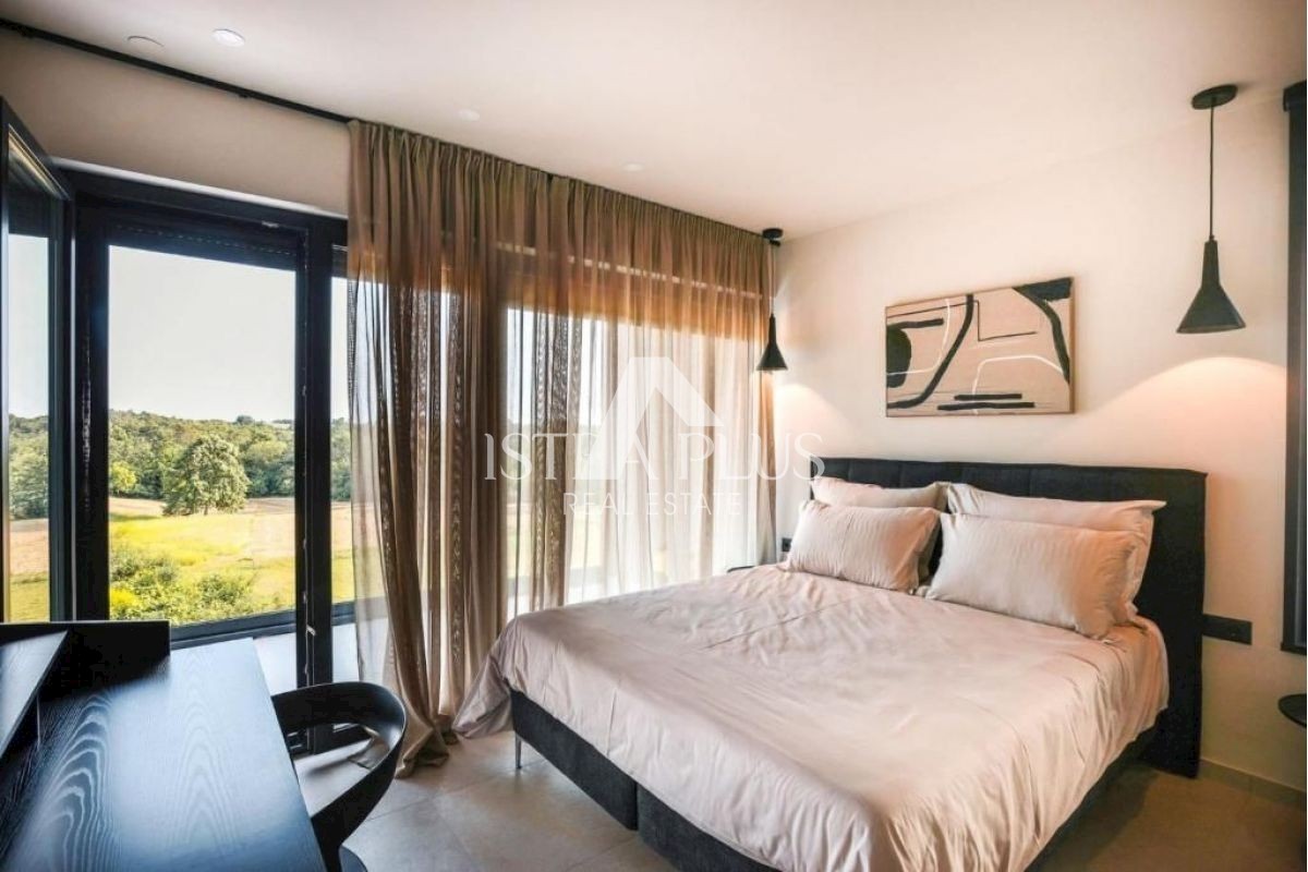 Lussuosa villa moderna con piscina, a 900 metri dal mare!