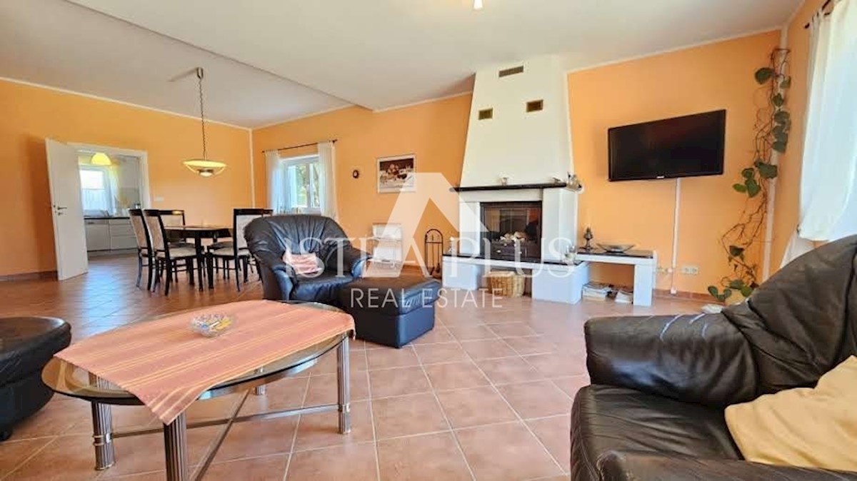 Casa ai margini del villaggio con vista sul mare - intorno a Parenzo