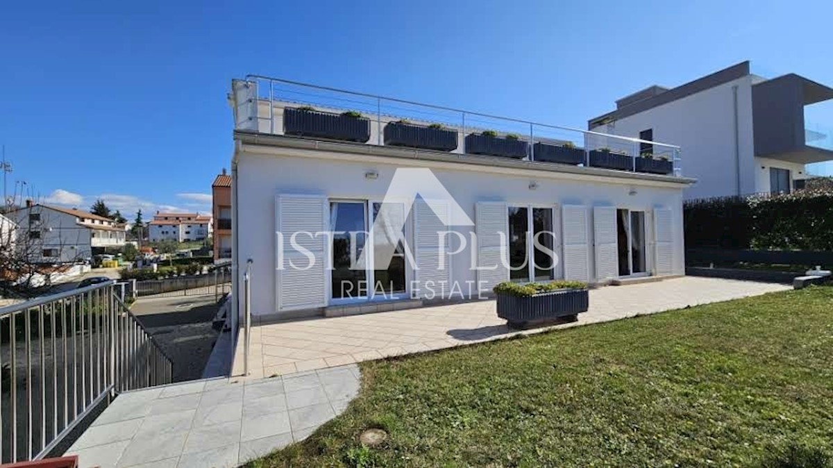 Casa ai margini del villaggio con vista sul mare - intorno a Parenzo