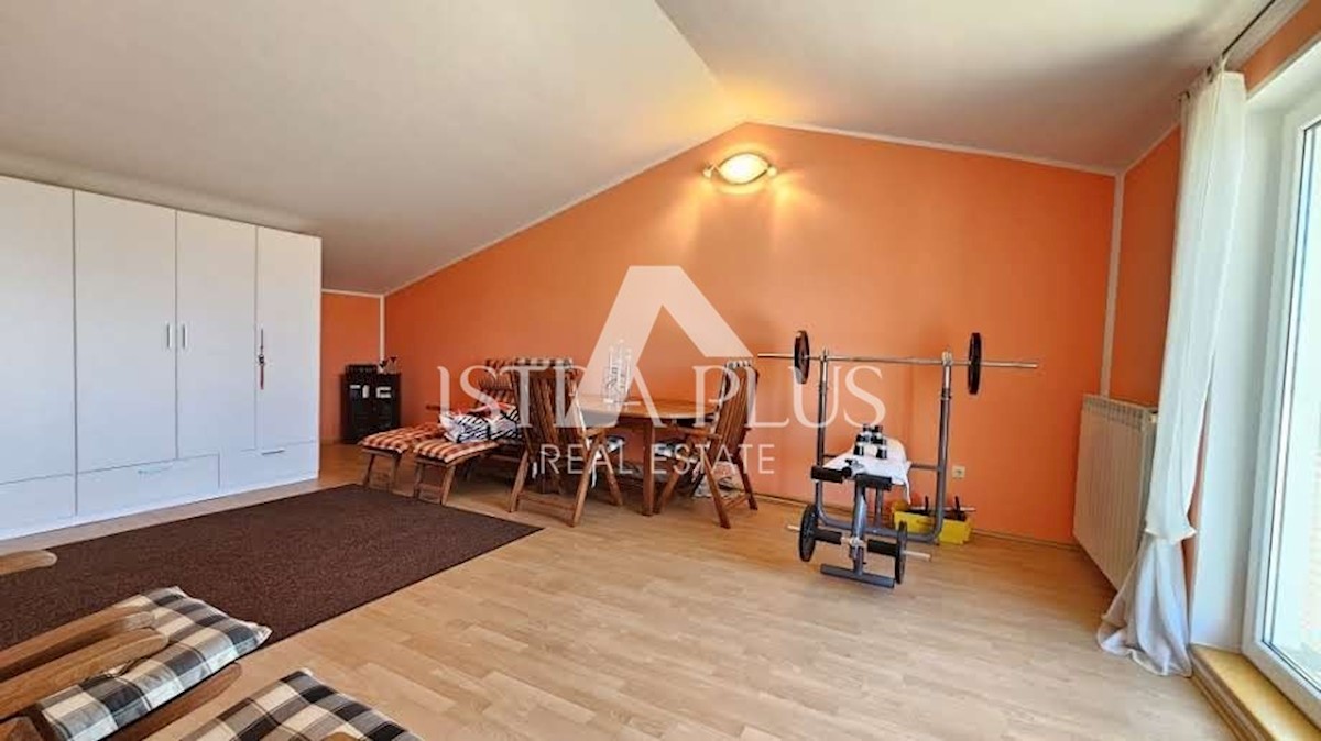 Casa ai margini del villaggio con vista sul mare - intorno a Parenzo