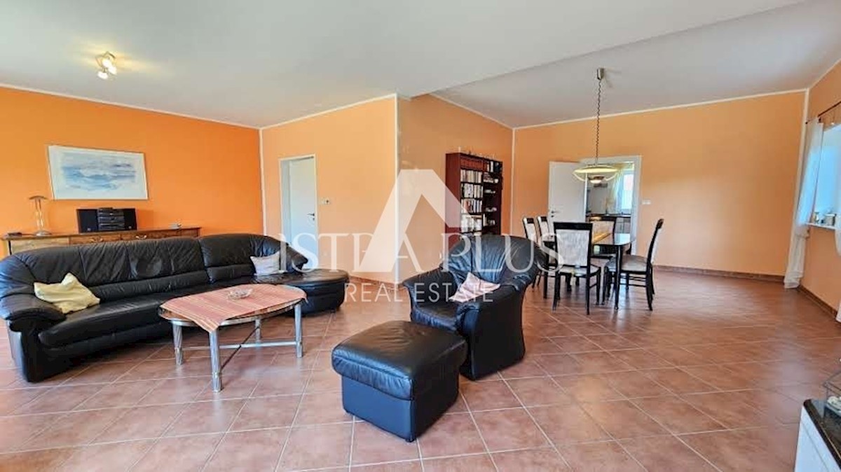 Casa ai margini del villaggio con vista sul mare - intorno a Parenzo