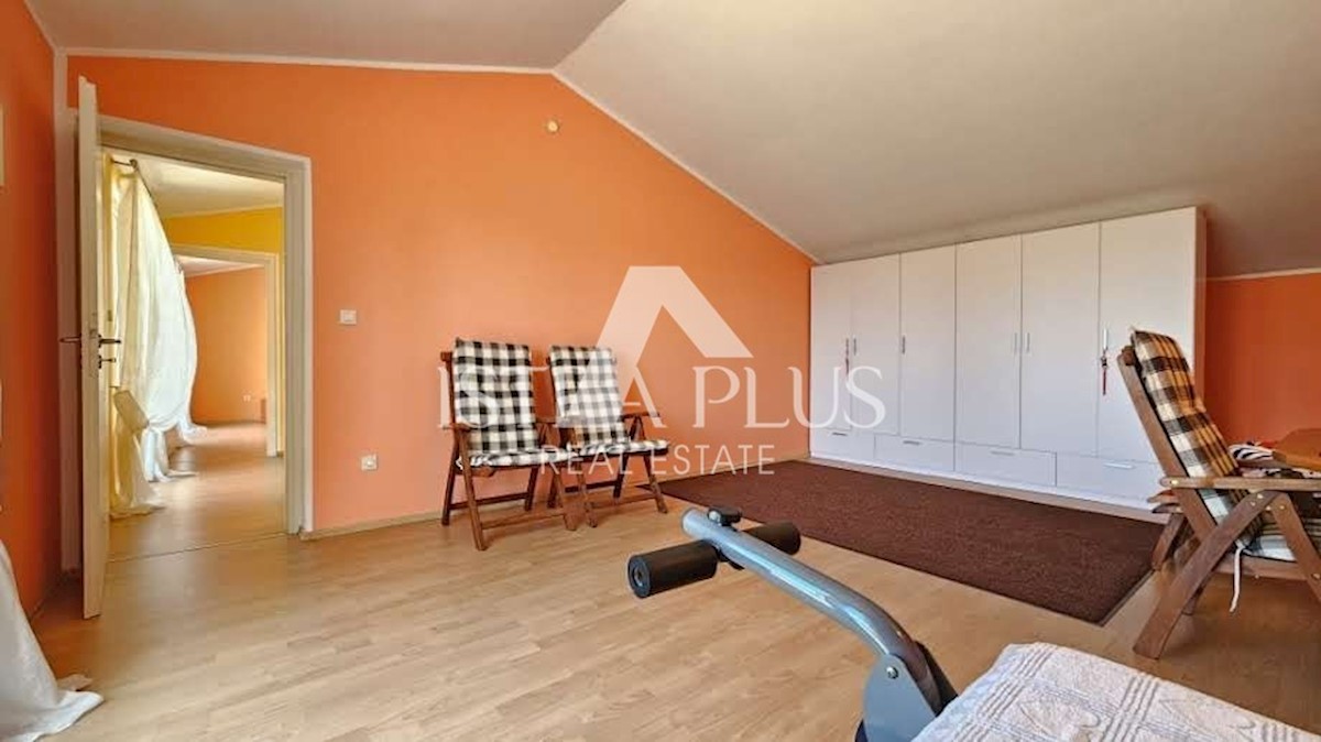 Casa ai margini del villaggio con vista sul mare - intorno a Parenzo