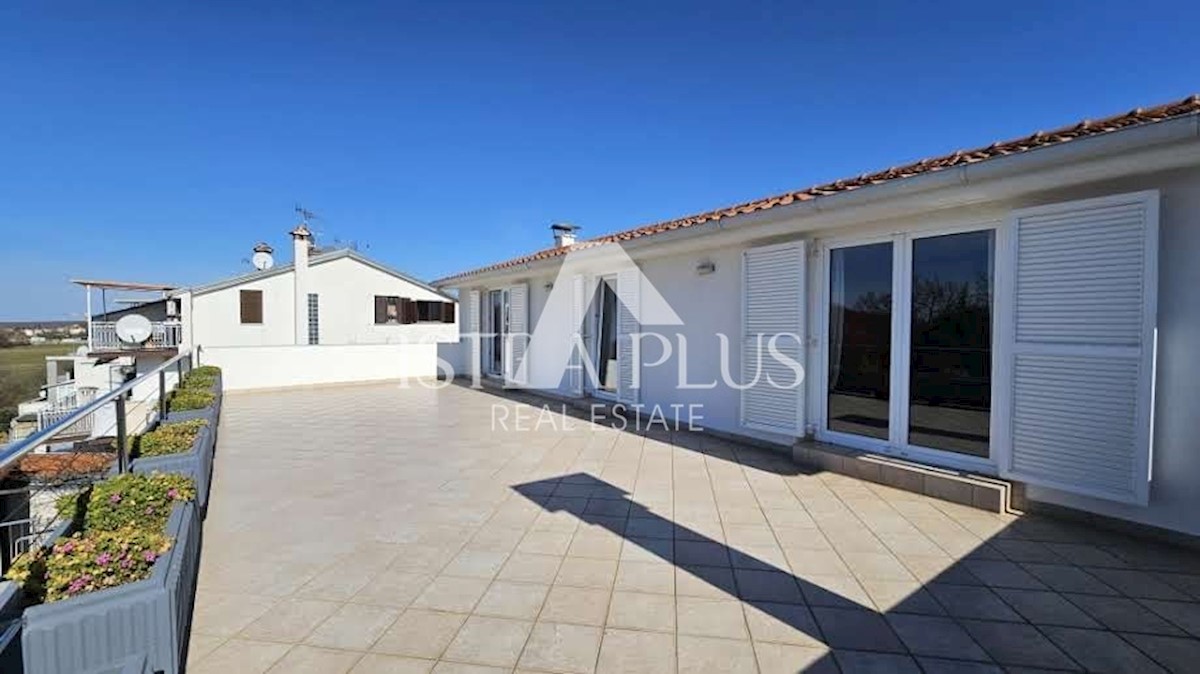 Casa ai margini del villaggio con vista sul mare - intorno a Parenzo