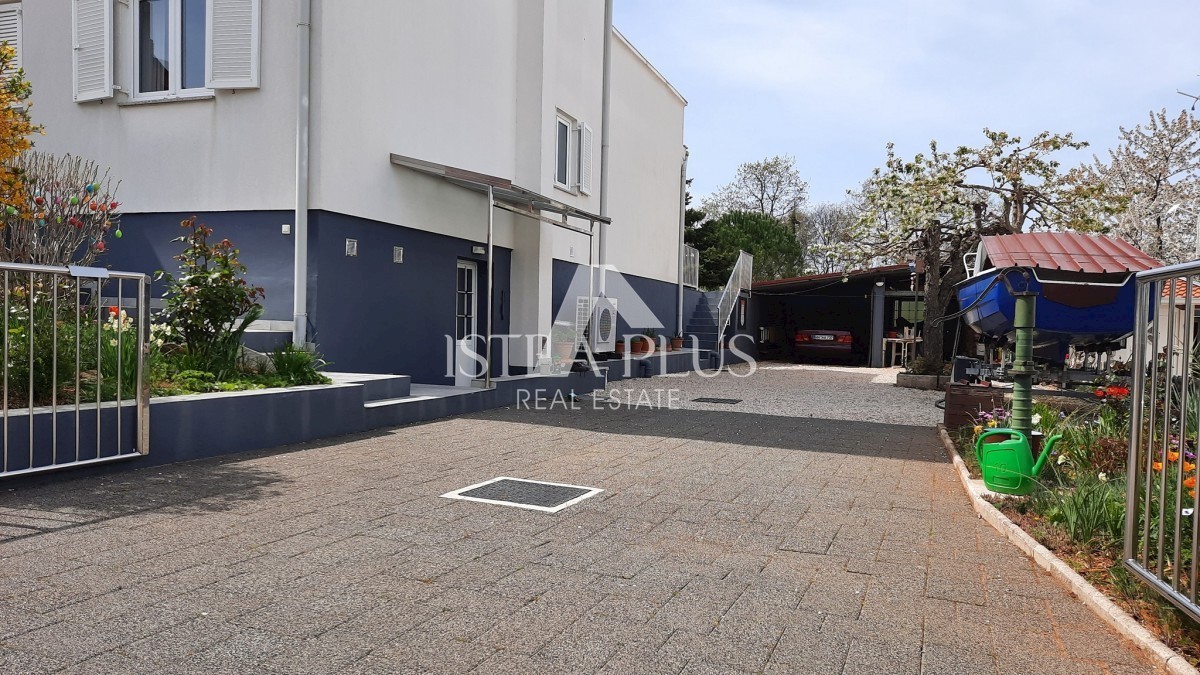 Casa ai margini del villaggio con vista sul mare - intorno a Parenzo