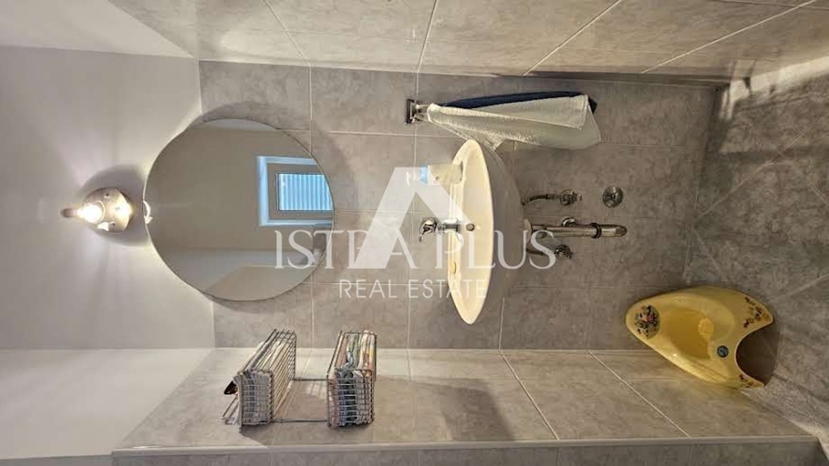 Casa ai margini del villaggio con vista sul mare - intorno a Parenzo