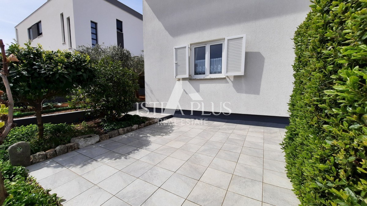 Casa ai margini del villaggio con vista sul mare - intorno a Parenzo