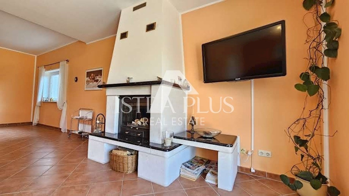Casa ai margini del villaggio con vista sul mare - intorno a Parenzo