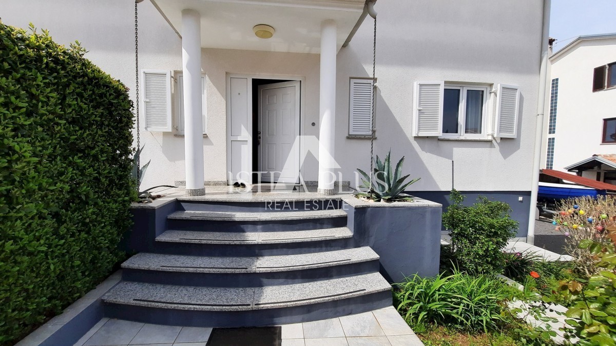 Casa ai margini del villaggio con vista sul mare - intorno a Parenzo
