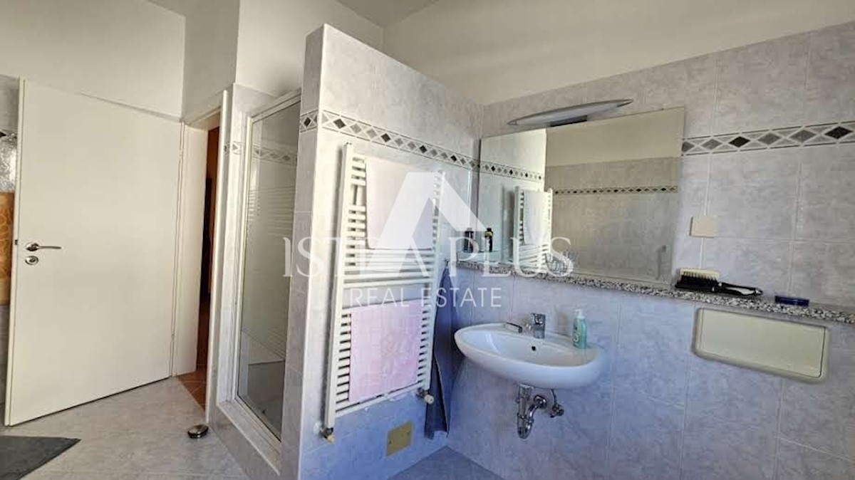 Casa ai margini del villaggio con vista sul mare - intorno a Parenzo